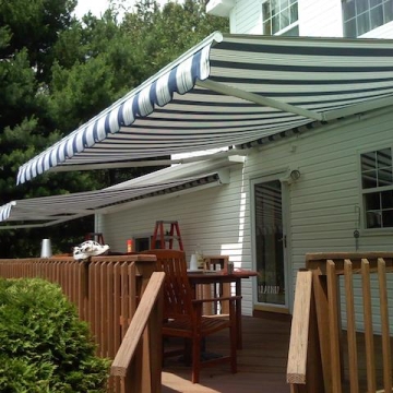 Mái hiên che sân trước